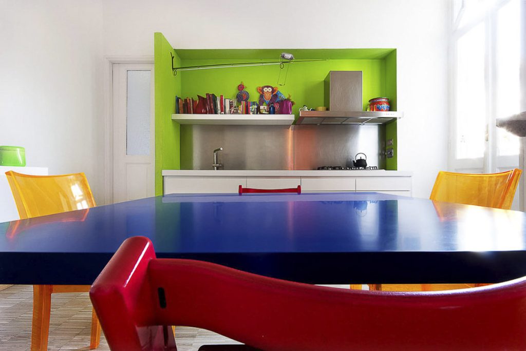 interno moderno colorato con le sedie stokke