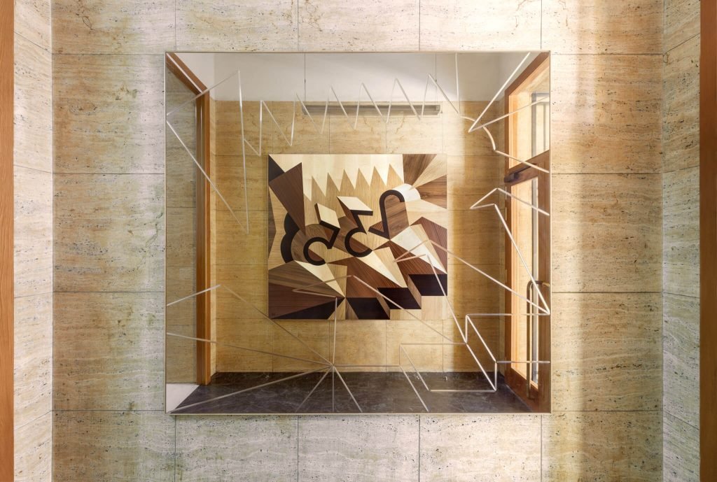 opera di marzia boaglio di intarsi di legno specchiata