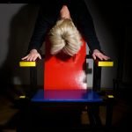 testa biondo contro il rosso della poltrona di rielveld