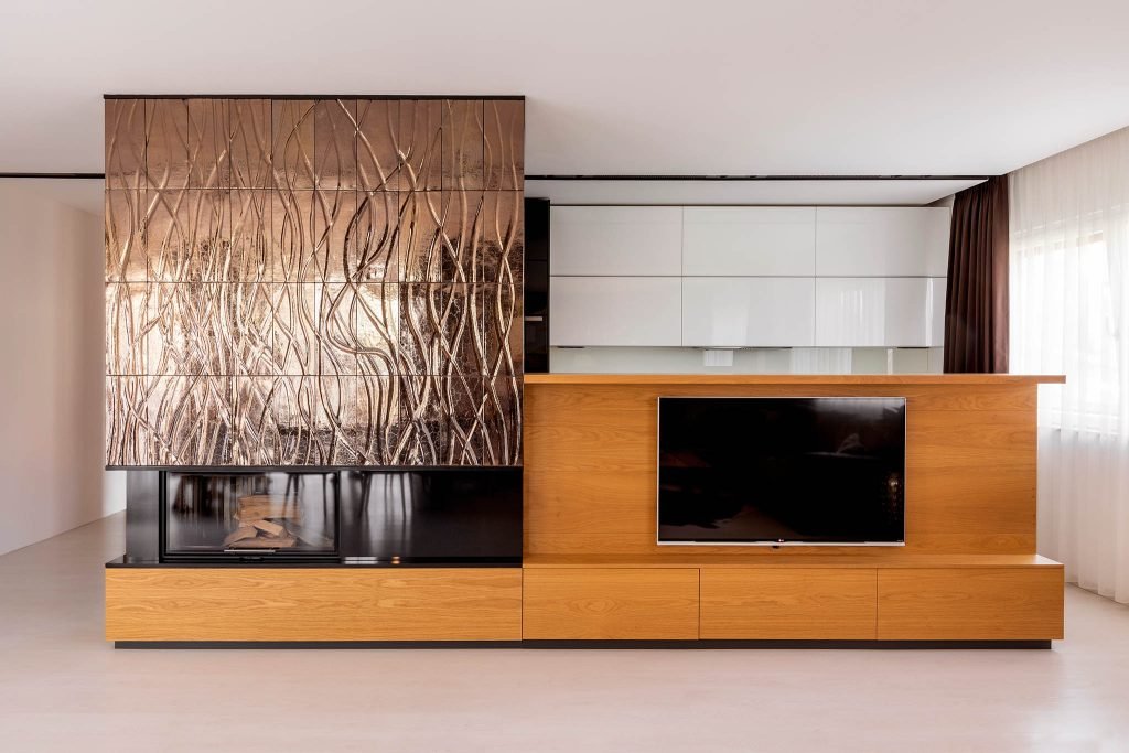 isola cucina moderna con parete di ceramica dorata