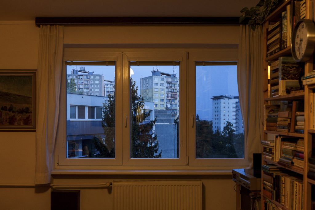 interno stanza stile socialista con vista fuori di citta