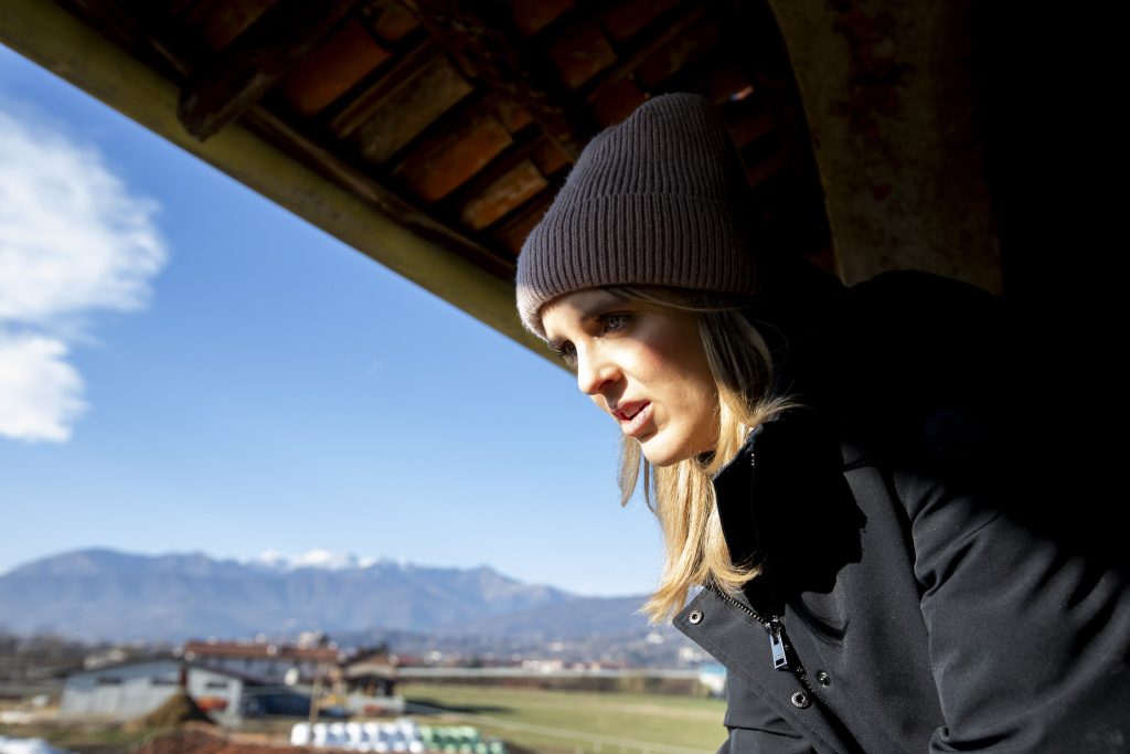 architetto alice cerrano con raggio di luce in cantiere con sfondo alpi