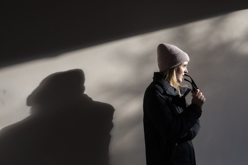 architetto alice cerrano in una luce forte con obra lunga