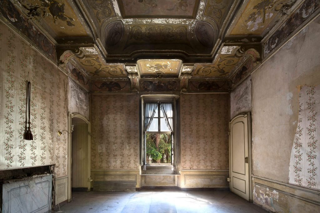 interno palazzo barovvo decadente