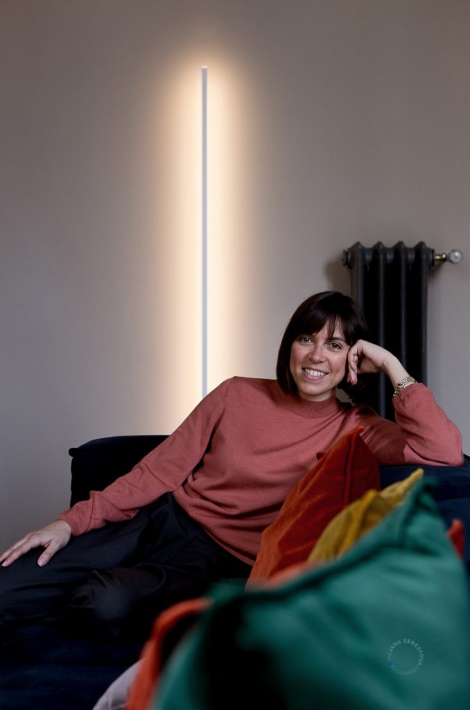 ritratto ambientato di architetto sabrina saldo sul divano di casa sua