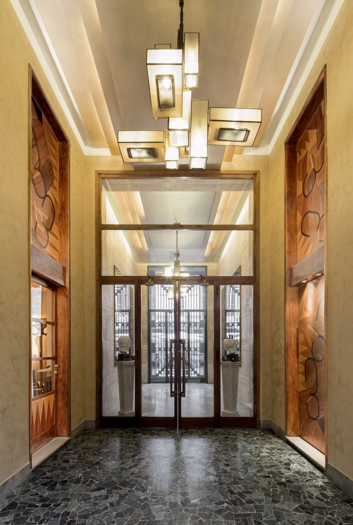entrata palazzo stille anni 59 con intarsi di legno contemporanei