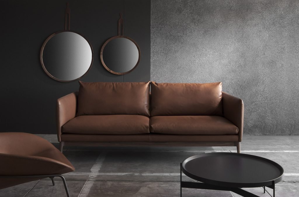 sikkens decor sofa con muro grigio e due specchi