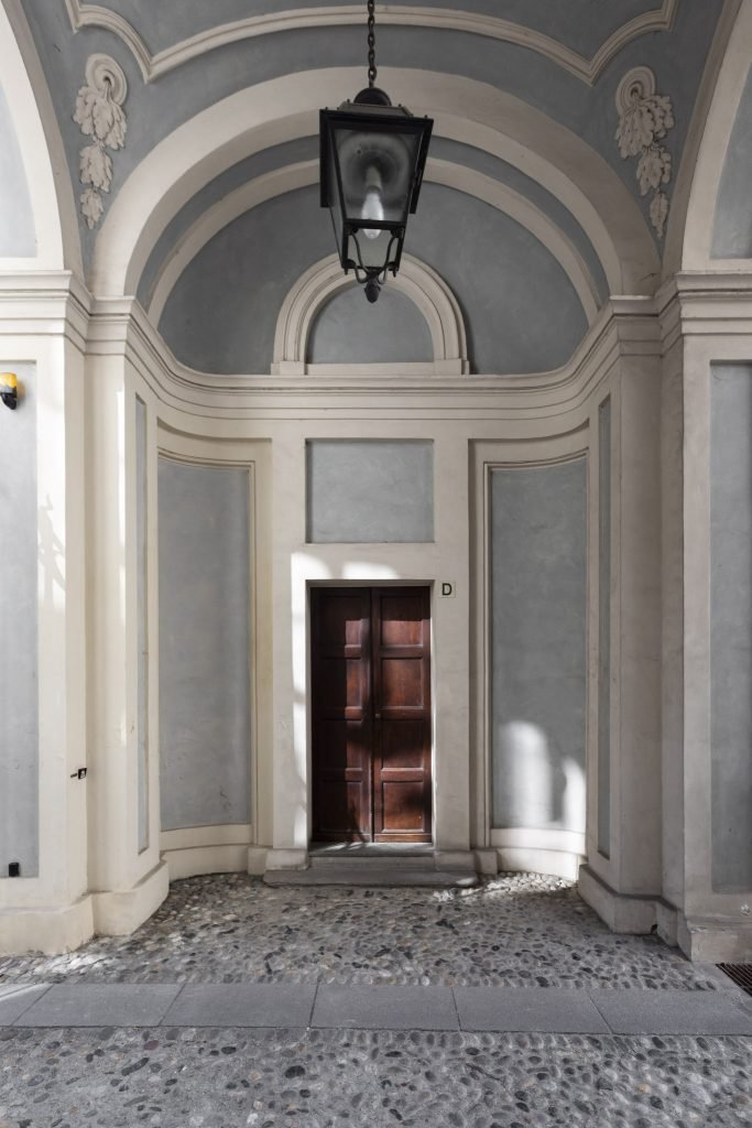 porticina di legno in un cortile barocco