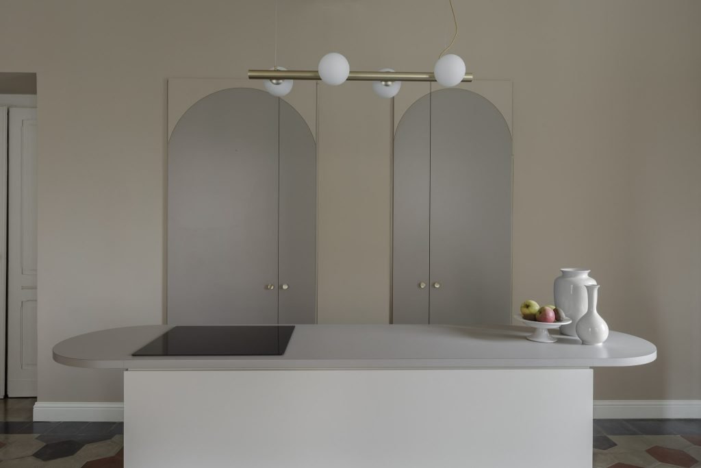 isola cucina stile contemporaneo di colori sobri disegnato da paola mare