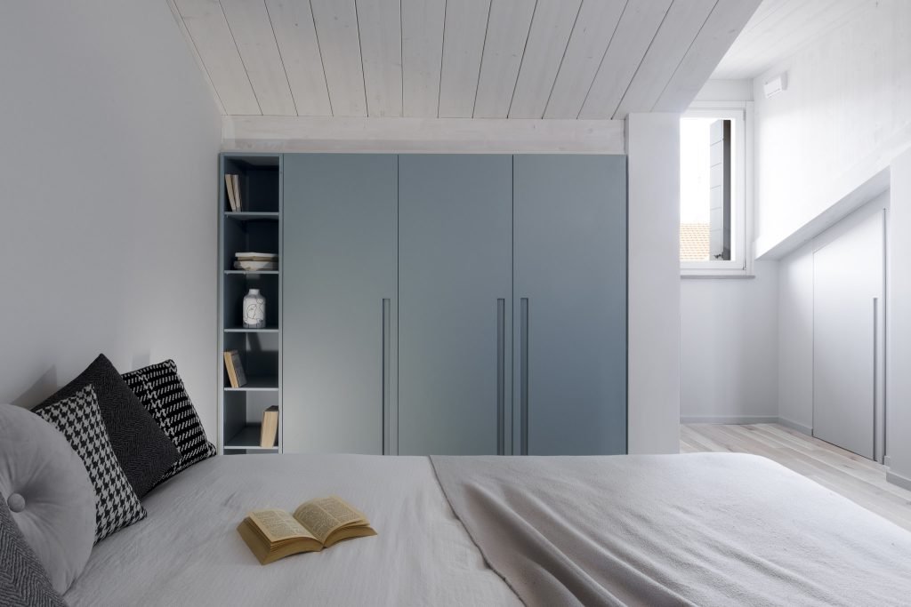 zona armadi camera da letto moderna disegnata da paola mare