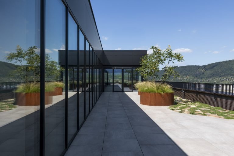tetto edificio con fioriere di corten