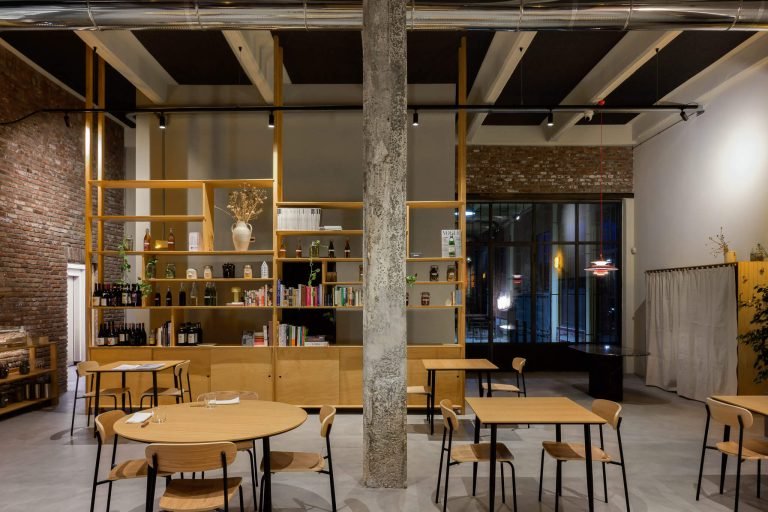 interno ristorante in edificio industriale con stile scandinavo
